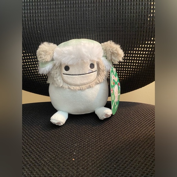 Squishmallows Other - 🌸 5 inch Evita the Bigfoot squishmallow